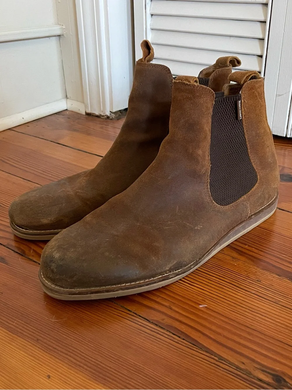 Hari Mari Men’s Odessa Suede Chelsea Boot, size 11, Rich Brown